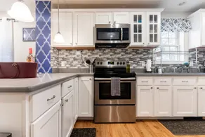 Modern & Stylish 1-BR Condo near Downtown - Image 5