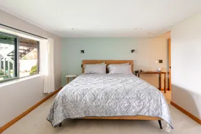 Stylish sanctuary in W Seattle - Image 4