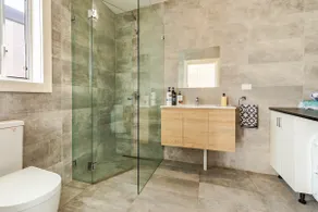 Spacious 1 bedroom guesthouse - Image 3