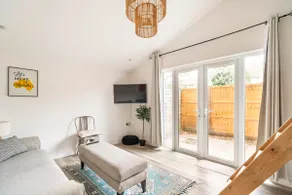 Self Contained Private Annex - Walton on Thames - Image 5