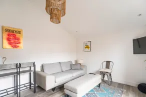 Self Contained Private Annex - Walton on Thames - Image 3