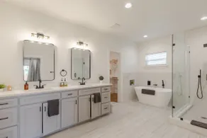 Spacious family/group retreat near downtown - Image 3