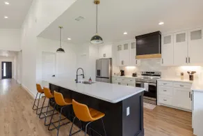 Spacious family/group retreat near downtown - Image 5