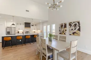 Spacious family/group retreat near downtown - Image 2