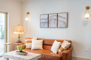 Penthouse W/ Rooftop, Free Parking, Balcony View - Image 3