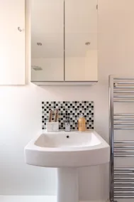 1-Bed Apartment Near Town Centre |Private Parking - Image 5