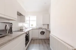 1-Bed Apartment Near Town Centre |Private Parking - Image 4