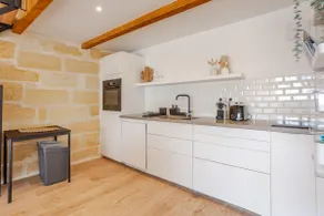 Charming Vineyard Guesthouse Les Maurins - Image 5