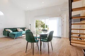 Charming Vineyard Guesthouse Les Maurins - Image 2