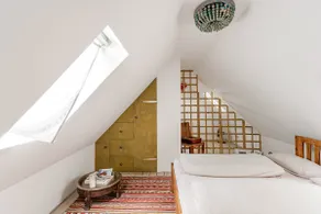 In the heart of the city: Beautiful rooftop apartment - Image 2