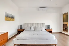 Master suite with private Jacuzzi and spectacular view - Image 3