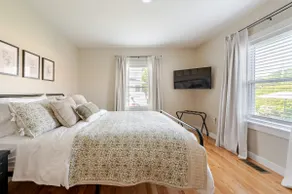Pristine Cozy Walkable Downtown 2BR Getaway - Image 2