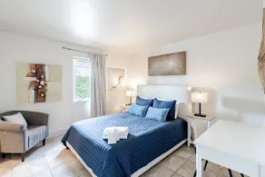 Bright & Airy 2BR in West Palm–Near Beach & Shops - Image 3