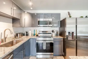 Bright & Airy 2BR in West Palm–Near Beach & Shops - Image 5
