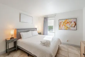 Bright & Airy 2BR in West Palm–Near Beach & Shops - Image 4