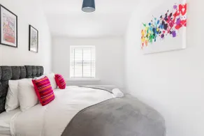 Impressive 4 Bed House Sleeps 8 Private Parking, Fast WiFi 2x Smart TVs Netflix & Foosball, Business Travellers Relocaters Leisure Welcome - Image 3