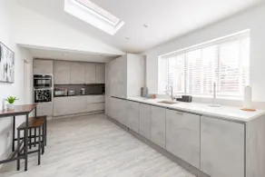 Impressive 4 Bed House Sleeps 8 Private Parking, Fast WiFi 2x Smart TVs Netflix & Foosball, Business Travellers Relocaters Leisure Welcome - Image 5