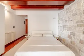 Luxurious city retreat with pool - Image 5