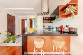 Luxurious city retreat with pool - Image 4