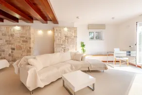 Luxurious city retreat with pool - Image 3