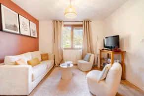 Cozy Alpine Apartment Sleeps 4, Private Parking - Image 2