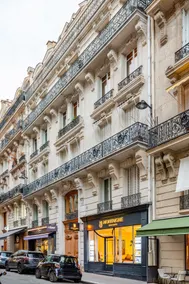 Beautiful and Luxurious Triangle d'Or Apartment - Image 4