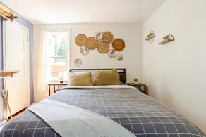 3B1B Hidden Gem with AC & Private Yard - Image 3