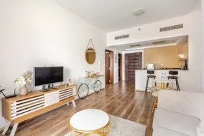 Lake view apartment in JLT - Image 4