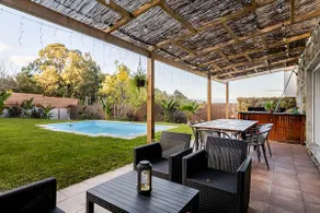 Bright house with garden, game room and pool - Image 2