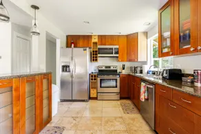 Pet friendly independent home with backyard - Image 5