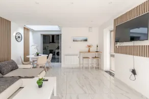 Spacious and bright one bedroom apartment - Image 4