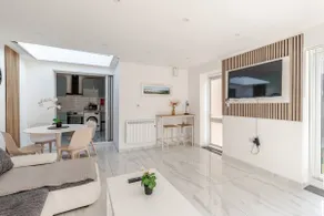 Spacious and bright one bedroom apartment - Image 3