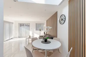 Spacious and bright one bedroom apartment - Image 5