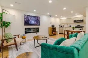 Miden Touch: Stylish Modern Basement w/ Workspace - Image 3