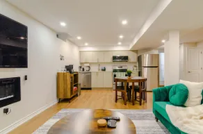 Miden Touch: Stylish Modern Basement w/ Workspace - Image 4