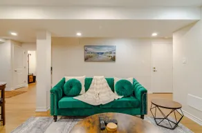 Miden Touch: Stylish Modern Basement w/ Workspace - Image 2