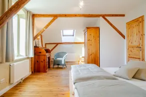 70 m² old building apartment renovated, large, solid bed - Image 4