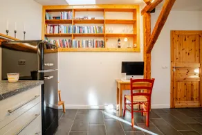 70 m² old building apartment renovated, large, solid bed - Image 2