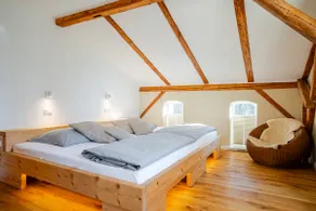 70 m² old building apartment renovated, large, solid bed - Image 3
