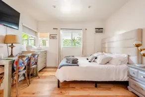 Cozy King Bed w/ Covered Parking in Pasadena - Image 3