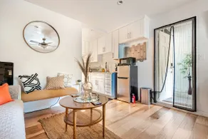 Cozy King Bed w/ Covered Parking in Pasadena - Image 4