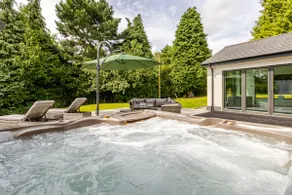 Private Farmhouse in Cheshire, 4 Bedrooms, Hot Tub - Image 4