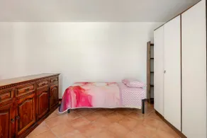 Part of the house with garden - Image 4