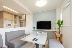 The living room overlooks the sea. 4 stations from Atami Station, minimum 17 minutes. BBQ facilities + jacuzzi on the rooftop. Free parking available. - Image 2