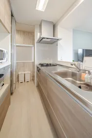 The living room overlooks the sea. 4 stations from Atami Station, minimum 17 minutes. BBQ facilities + jacuzzi on the rooftop. Free parking available. - Image 5
