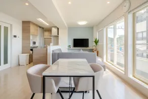 The living room overlooks the sea. 4 stations from Atami Station, minimum 17 minutes. BBQ facilities + jacuzzi on the rooftop. Free parking available. - Image 3