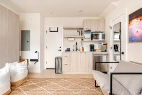 Modern Eastlake City Studio | SLU/UW/Capitol Hill - Image 4