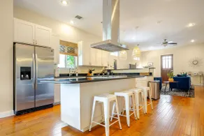 Walk to everything in East DT-Bungalow w/ 3 Kings - Image 4