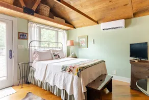 The Cabin, in town Fredericksburg - Image 3