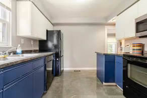 Comfy Abode nrDevonshireMall |Free Parking | 2 TVs - Image 4